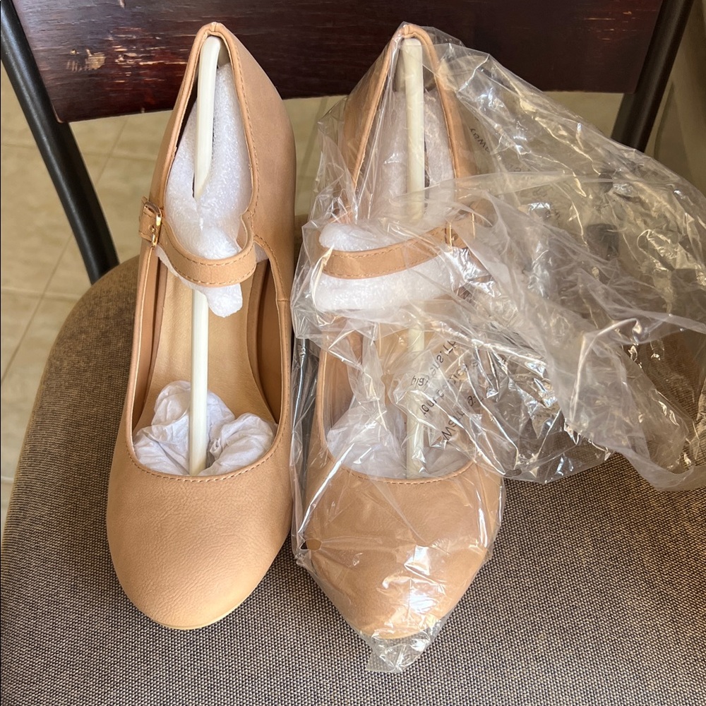 NWT Classic Nude Mary Jane Pumps for Women